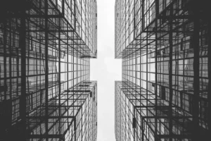 zeigt Architektur aus Froschperspektive