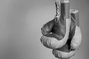 zeigt Boxhandschuhe