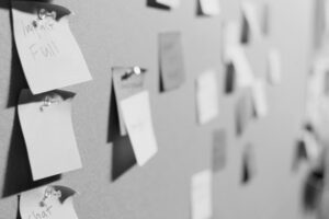 Bild mit Notizzetteln an der Wand
