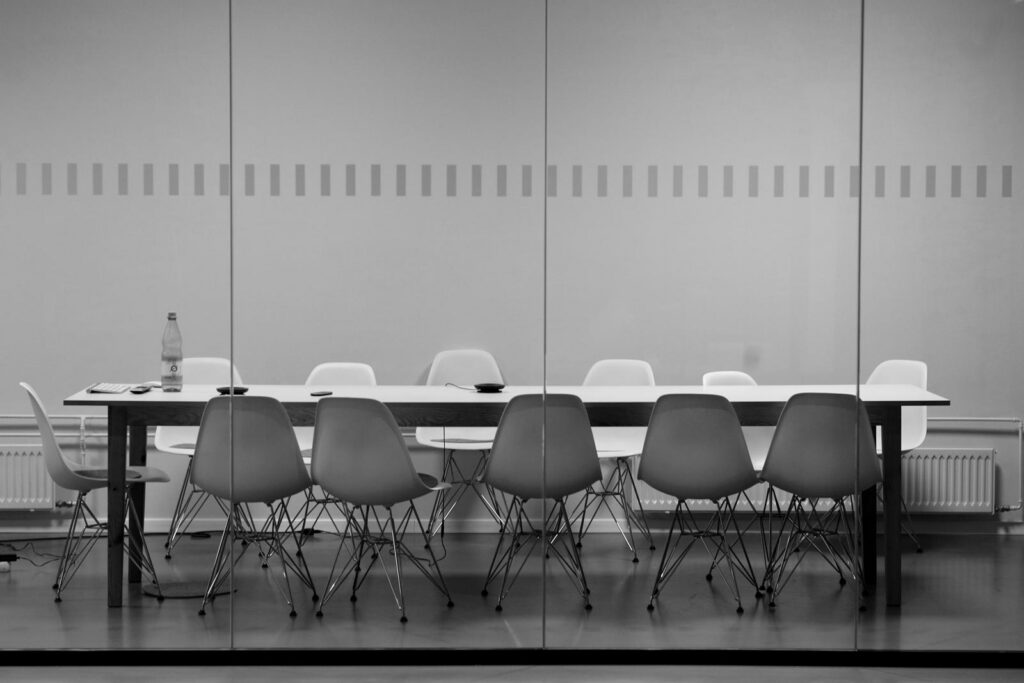 leerer Konferenztisch